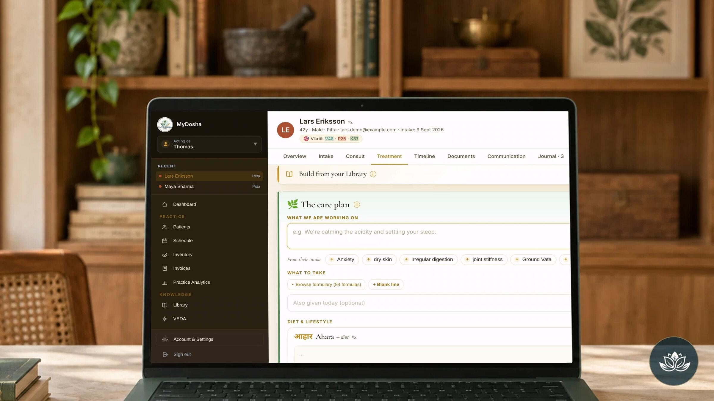 Ein Laptop auf dem Schreibtisch eines Behandlers mit einem Behandlungsplan im MyDosha-Portal