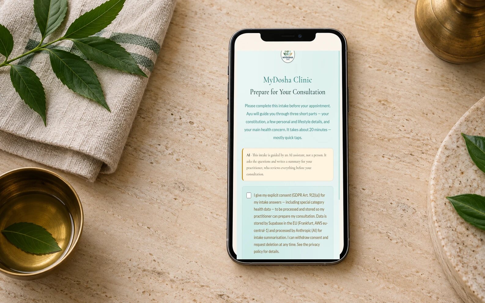 Das Smartphone eines Patienten mit dem Begrüßungsbildschirm der MyDosha-Anamnese, mit KI-Hinweis und Einwilligungsschritt